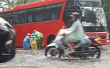 Hà Nội: Nhiều tuyến phố bị ngập do mưa lớn 